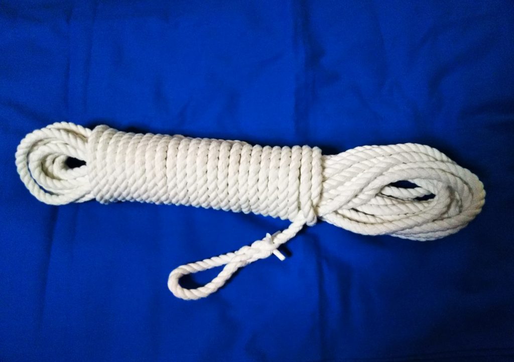束ねたロープの上からロープを螺旋状に巻き付けた棒結びの完成画像