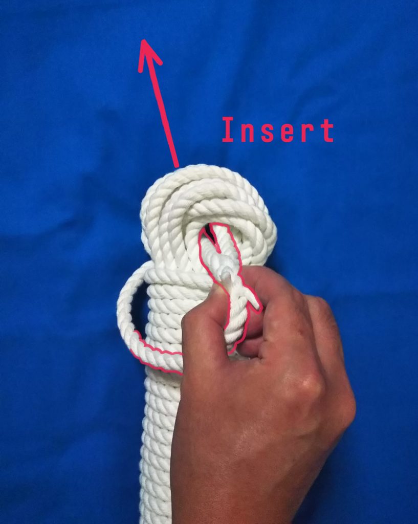 ロープの終端をロープ束の輪になっている部分に挿入している