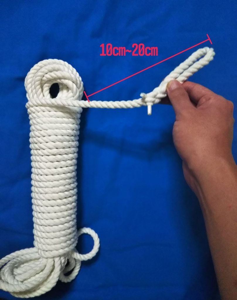 ロープをほぼ胴体に巻き終わりロープの終端をつまんでいる状態